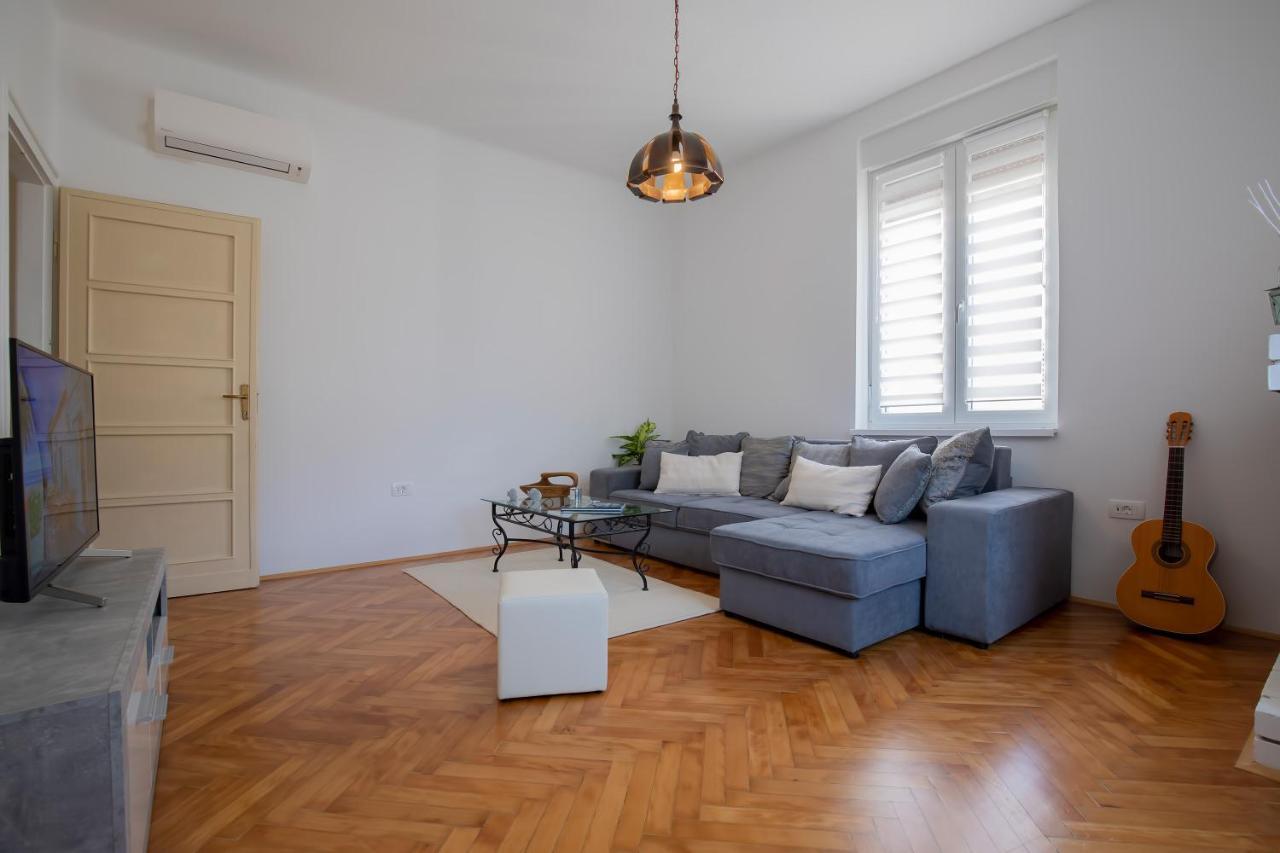 Amphitheater Apartment *